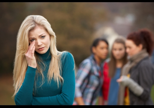 O isolamento social é uma das características do bullying indireto, comum entre as mulheres.