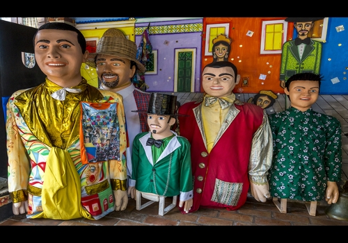 O carnaval de Pernambuco é um dos mais tradicionais do Brasil. Os bonecos gigantes, conhecidos como bonecos de Olinda, são marca registrada da folia.**
