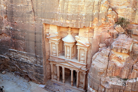 Templo encravado em rocha na cidade de Petra, Jordânia