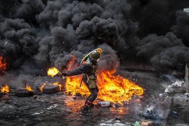 Manifestante lança um coquetel-molotov durante protestos na Ucrânia.*