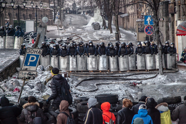 ​Policiais e manifestantes frente a frente nas ruas de Kiev, durante os protestos na Ucrânia.**