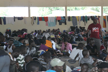 Imigrantes haitianos alojados em um abrigo improvisado no Acre, em janeiro de 2014 *