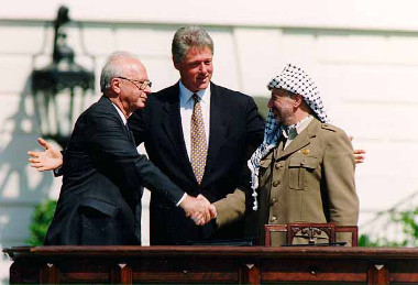O Presidente dos EUA, Bill Clinton, mediou o acordo entre Israel e a Autoridade Palestina em frente à Casa Branca